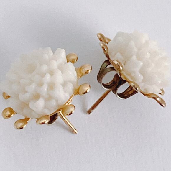 Vintage 1950s Thermoset White Floral Gold Tone Stud Earrings Petite Mid Century - Picture 5 of 10